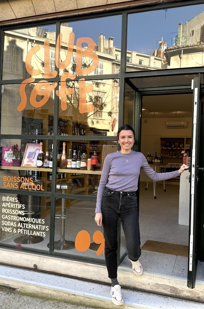 Devanture du Club Soft à Marseille, avec Adélaïde Brousseau